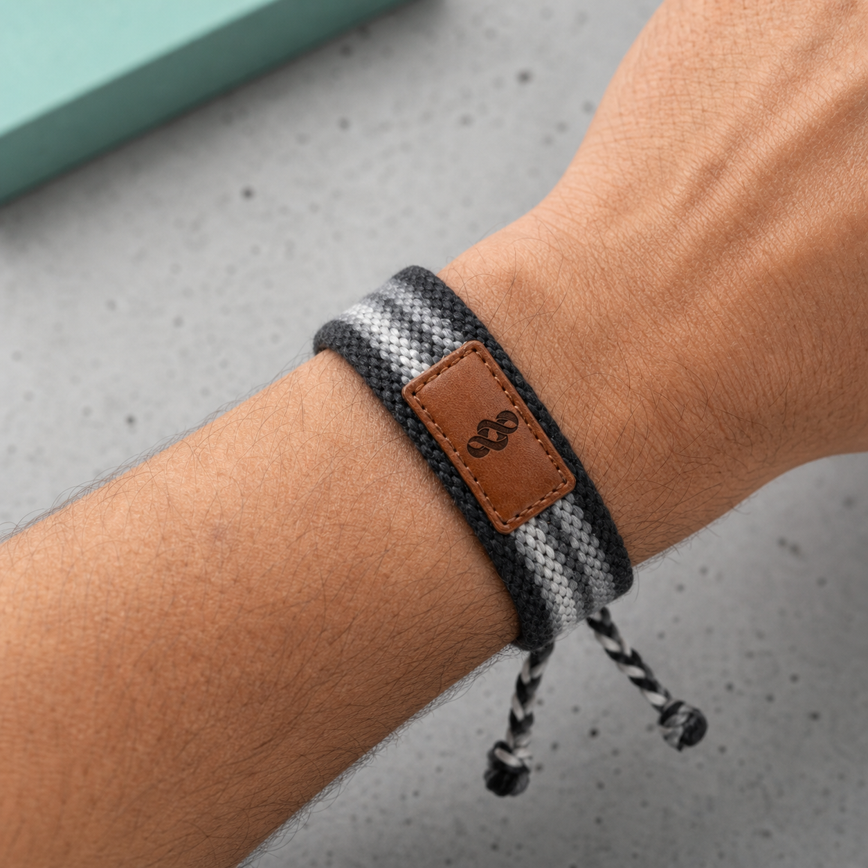 Pulsera AEVA tejida en tonos grises